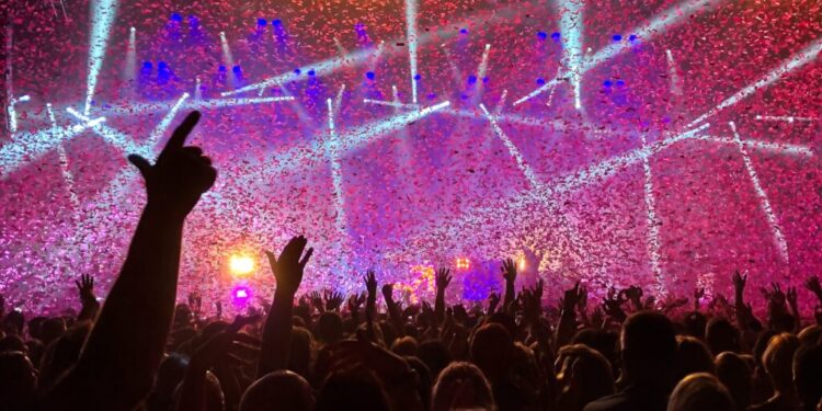 4 tips investasi untuk nonton konser yang bisa kamu ikuti