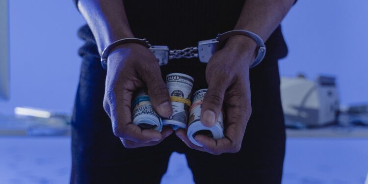 skema ponzi merupakan penipuan keuangan yang biasa ditemukan pada investasi bodong