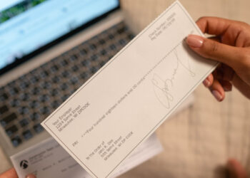 Ilustrasi cek dalam transaksi dengan rekening giro. Sumber: Pexels.